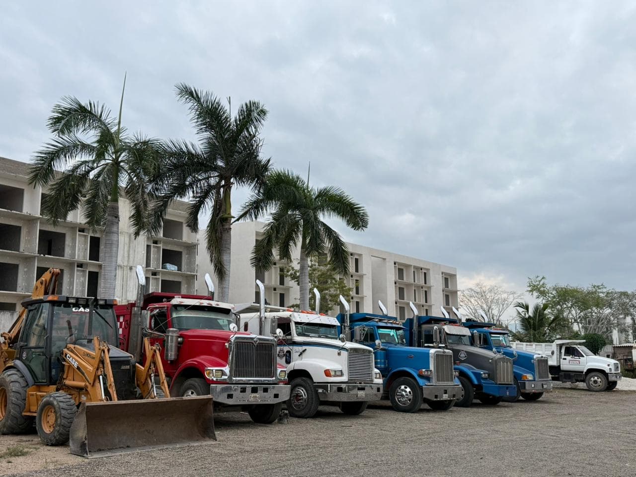 Equipo y camiones de volteo de Transportes Sánchez JR en Bahía de Banderas, Puerto Vallarta